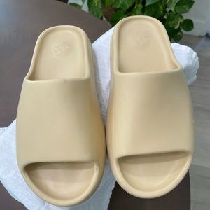 Yeezy Slides Color Desert Sand Size US 8